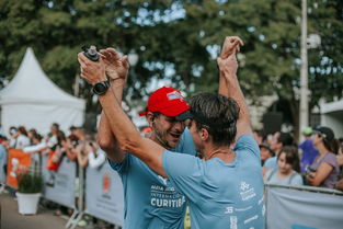 爱游戏下载-“全力奔跑！武汉马拉松激烈角逐中”