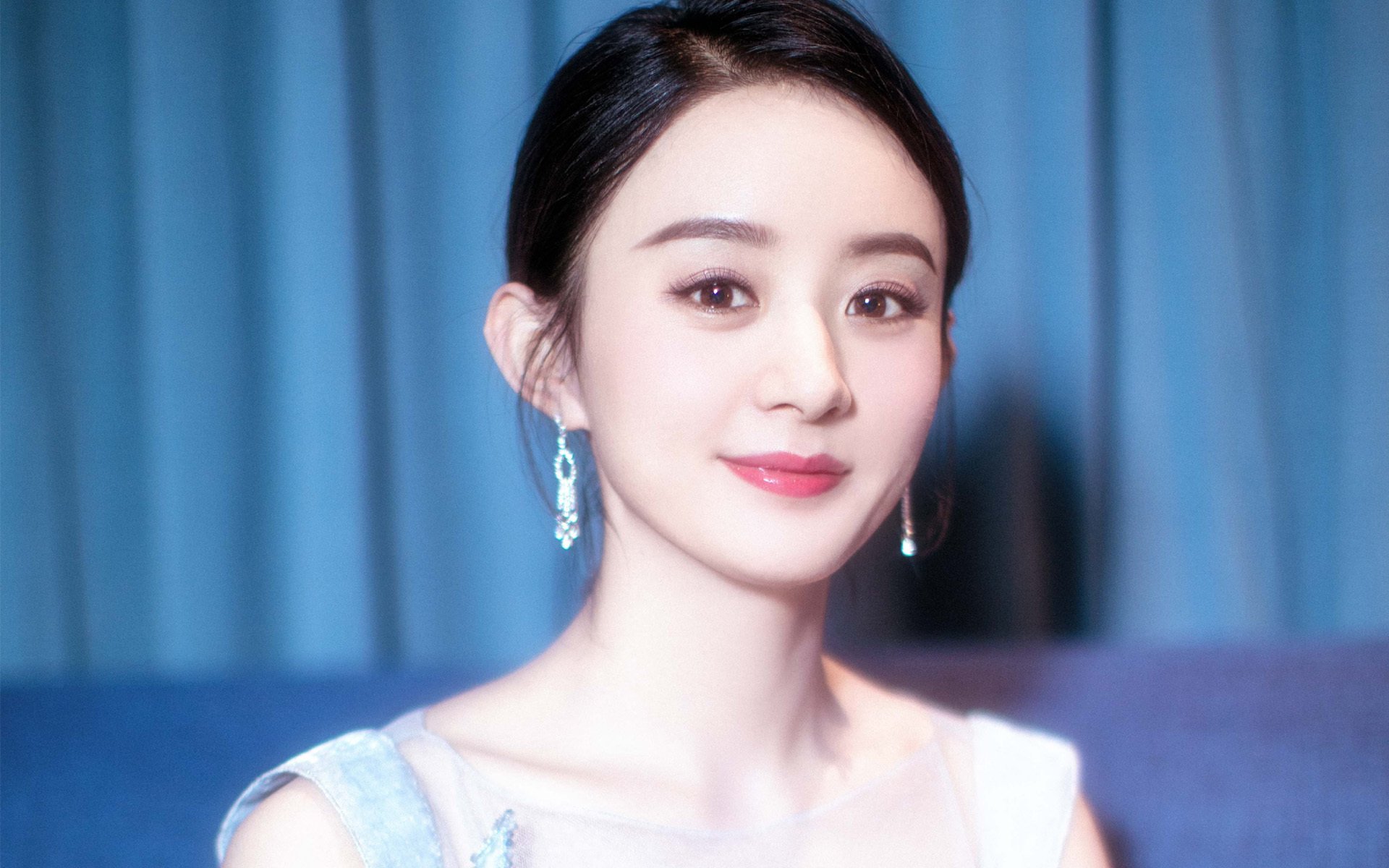 爱游戏娱乐平台-恩比德篮下脚步灵活连续打成高难度进攻，恩比德复出首战砍下24分8板2助3帽